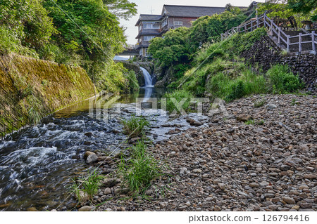 從湯之滝公園眺望一桜野川、湯之滝瀑布、一桜野溫泉街 從湯之滝公園眺望一桜野川、湯之滝瀑布、一桜野溫泉街 126794416