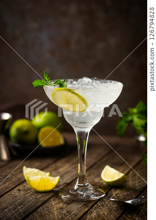 Cocktail margarita with lime Cocktail margarita with lime 126794828