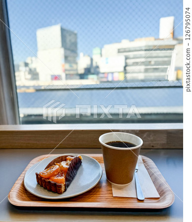 在露台咖啡館享用美味的蛋糕 在露台咖啡館享用美味的蛋糕 126795074