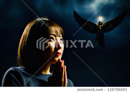 一名婦女感到焦慮並向上天祈禱 126796083