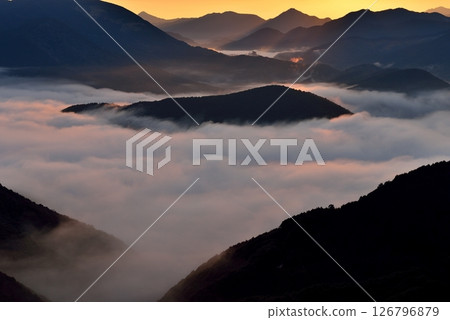 從潮見峠出發的中邊線（熊野古道）的雲海（霧） 126796879