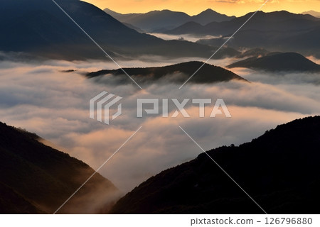 從潮見峠出發的中邊線（熊野古道）的雲海（霧） 126796880