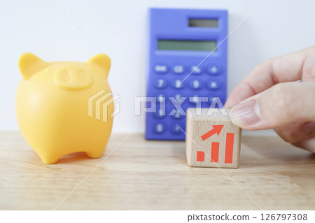 Pig money box and rising graph 126797308