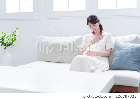 妊娠晚期出現晨吐的年輕孕婦 妊娠晚期出現晨吐的年輕孕婦 126797322