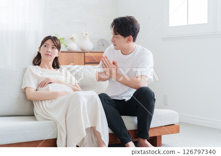 懷孕的妻子和丈夫發生婚姻糾紛 126797340