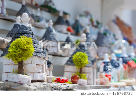 紀念品商店販售的特魯利裝飾品 126798723