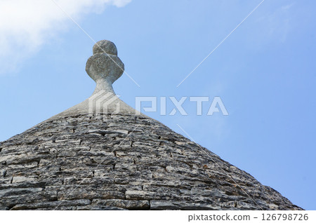 阿爾貝羅貝洛的特魯利，美麗的藍天 126798726