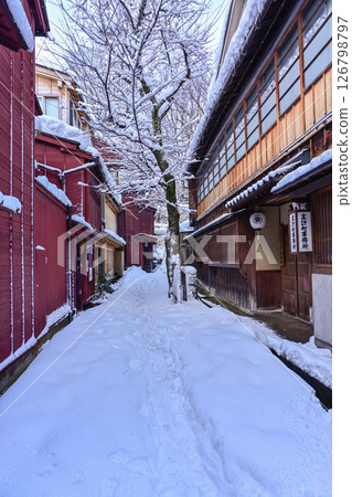Kazuemachi Chaya District with beautiful snow scenery 126798797