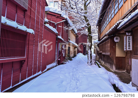 Kazuemachi Chaya District with beautiful snow scenery 126798798