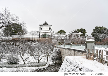 雪景美麗的金澤城公園 126798865