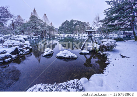 雪景美麗的兼六園 126798908