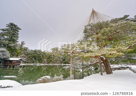 Kenrokuen with beautiful snow scenery Kenrokuen with beautiful snow scenery 126798916