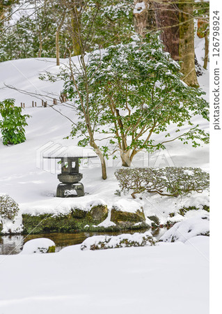 雪景美麗的兼六園 126798924