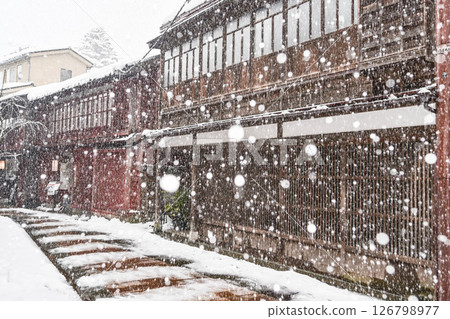 Higashi Chaya district where snow dances 126798977