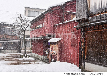 Higashi Chaya district where snow dances 126798993