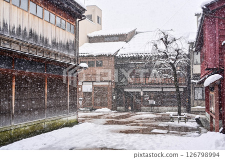 Higashi Chaya district where snow dances 126798994