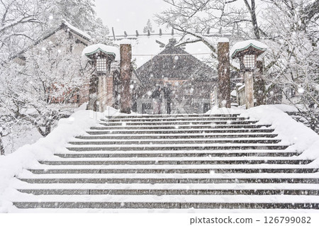 Snow falls at Utasu Shrine in Higashi Chaya District 126799082
