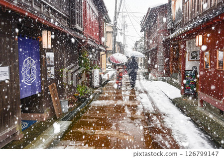 雪中漫步東茶屋街的和服少女 雪中漫步東茶屋街的和服少女 126799147
