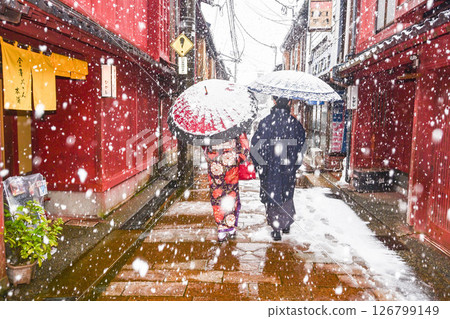 雪中漫步東茶屋街的和服少女 126799149