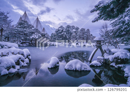 Kenrokuen in the early morning with beautiful snow scenery Kenrokuen in the early morning with beautiful snow scenery 126799201