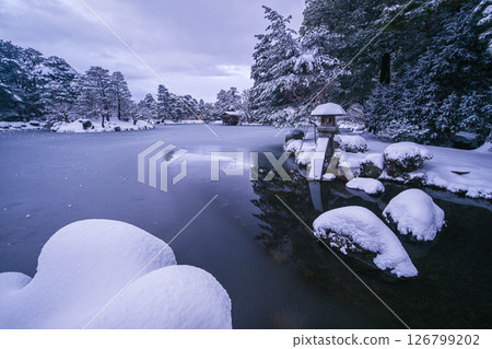 清晨的兼六園,雪景絕美 清晨的兼六園,雪景絕美 126799202
