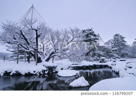Kenrokuen in the early morning with beautiful snow scenery Kenrokuen in the early morning with beautiful snow scenery 126799207