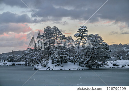 清晨的兼六園，雪景絕美 126799209