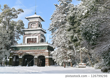 美麗的大山神社飄落的雪花 美麗的大山神社飄落的雪花 126799298
