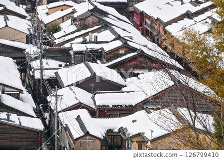 Winter scenery of Kanazawa with snow piled up on black tiles Winter scenery of Kanazawa with snow piled up on black tiles 126799410