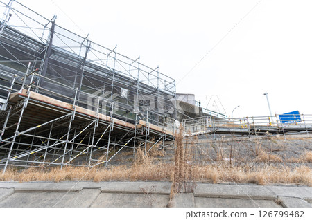 正在維修的橋樑 正在維修的橋樑 126799482