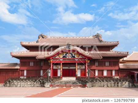 首里城是日本沖繩的旅遊勝地,也是琉球王國的象徵。首里城被大火燒毀,目前正在進行修復工作以完成 首里城是日本沖繩的旅遊勝地,也是琉球王國的象徵。首里城被大火燒毀,目前正在進行修復工作以完成 126799799