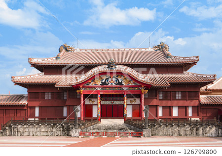 首里城是日本沖繩的旅遊勝地，也是琉球王國的象徵。首里城被大火燒毀，目前正在進行修復工作以完成 126799800