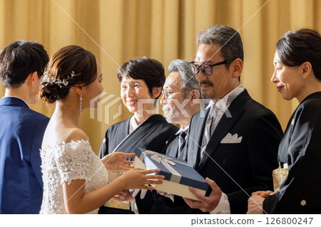 Thank you gift from the bride and groom to their parents 126800247