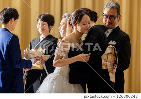 新娘與母親擁抱 126800248