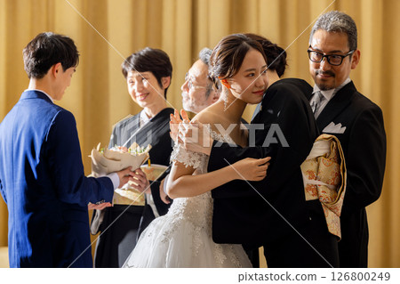 新娘與母親擁抱 126800249