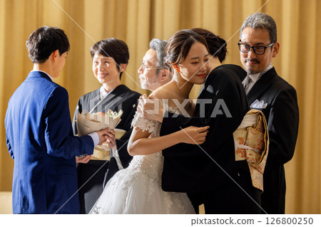 新娘與母親擁抱 126800250