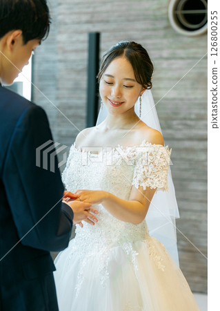 新娘和新郎戴上戒指 126800255