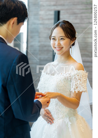 新娘和新郎戴上戒指 126800257