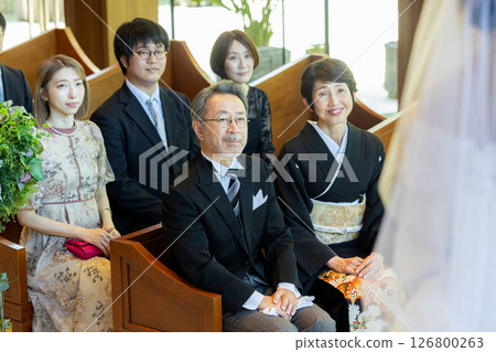 父母看著新娘和新郎 126800263