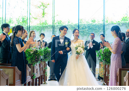 婚禮退場 人數眾多 126800276