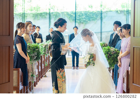 新娘母親放下面紗 126800282