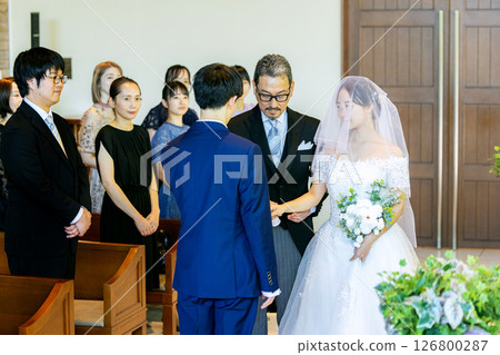 新娘和新郎與他們的父親一起走過紅毯 126800287