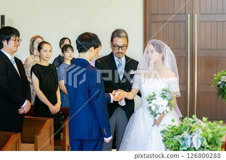 新娘和新郎與他們的父親一起走過紅毯 126800288