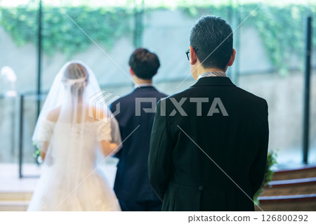 父親看著新娘 126800292