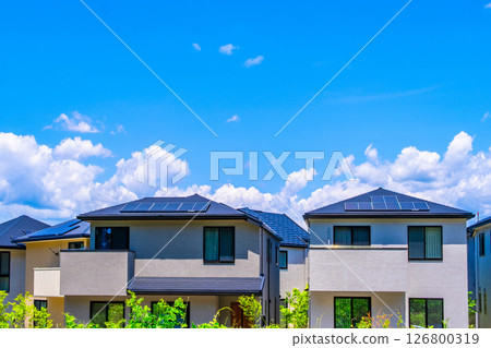 利用太陽能發電和再生能源新建住宅區 126800319