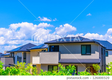 利用太陽能發電和再生能源新建住宅區 126800320