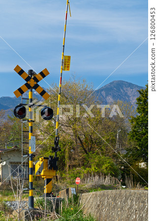 小海線在山脈間延伸，這裡有一片寧靜的鐵路道口。 126800453