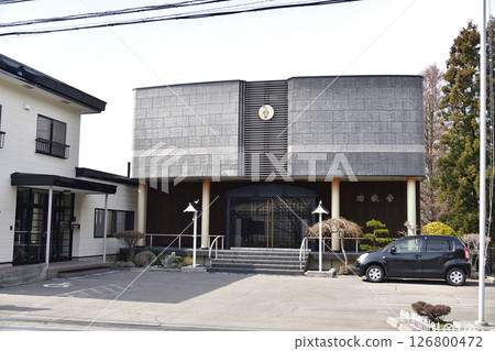 Photographing the grounds of Jikozan Zuikoji Temple in Hakodate, Hokkaido in spring 126800472