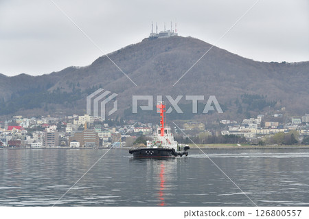 春天在北海道函館市函館港工作的拖船的照片 126800557