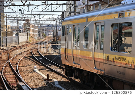 JR南武線開往立川方向的列車抵達登戶站 JR南武線開往立川方向的列車抵達登戶站 126800876